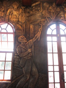 This part of el Salón Dorado depicts Juan Santamaria, Costa Rica's national hero, setting fire to a hostel filled with William Walker's men during the Second Battle of Rivas, ensuring the freedom of the people of Costa Rica.